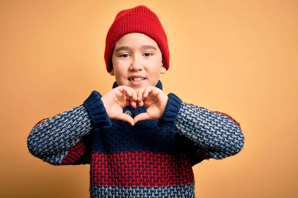 Niño Pequeño Con Gorra Lana Suéter Invierno Sobre Fondo Aislado —  Fotos de Stock