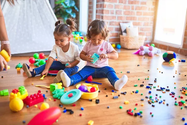 Urocze Maluchy Bawiące Się Posiłkami Przy Użyciu Plastikowego Jedzenia Sztućców — Zdjęcie stockowe