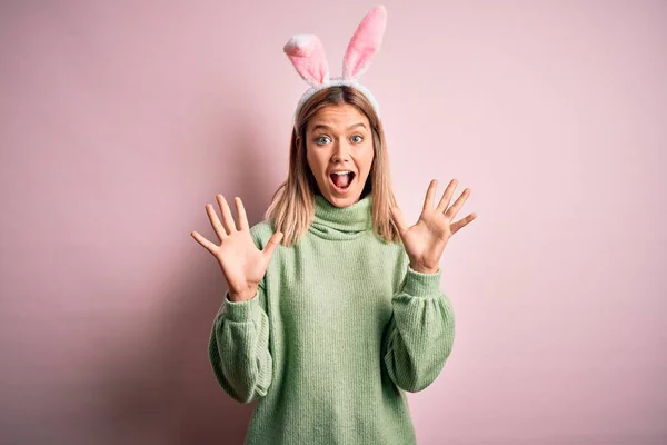 Jonge Mooie Vrouw Draagt Paashaas Oren Staan Geïsoleerde Roze Achtergrond — Stockfoto