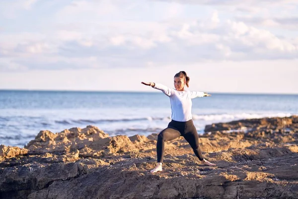 Jeune Belle Sportive Pratiquant Yoga Coach Enseignant Posture Guerrière Plage — Photo