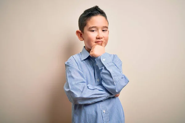 Kleiner Junge Elegantem Hemd Das Über Isoliertem Hintergrund Steht Die — Stockfoto