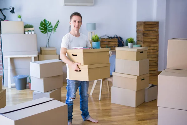 Mann Trägt Viele Kisten — Stockfoto