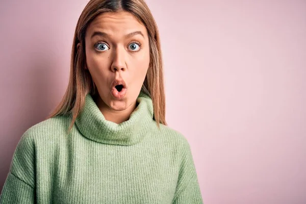 Giovane Bella Donna Bionda Che Indossa Maglione Lana Invernale Sfondo — Foto Stock