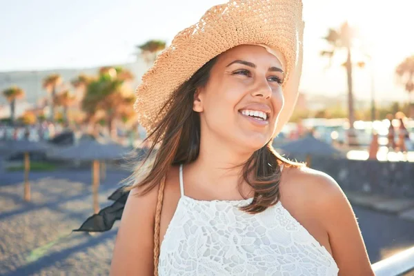 Giovane Bella Donna Sorridente Felice Godendo Vacanza Estiva Spiaggia — Foto Stock