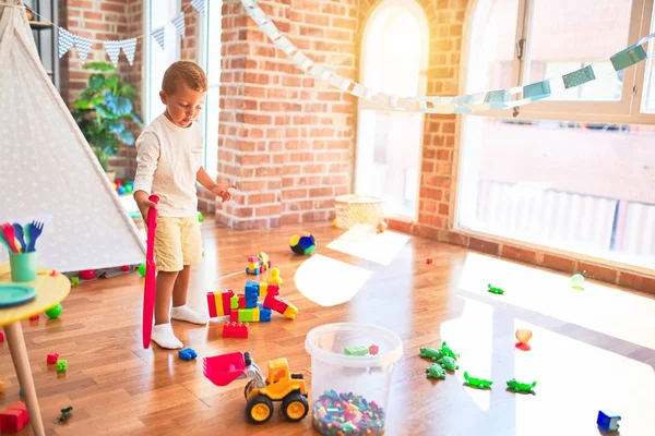 Linda Criança Loira Jogando Raquete Tênis Segurando Torno Lotes Brinquedos — Fotografia de Stock