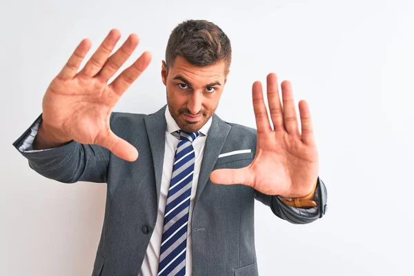 Joven Hombre Negocios Guapo Usando Traje Corbata Sobre Fondo Aislado —  Fotos de Stock