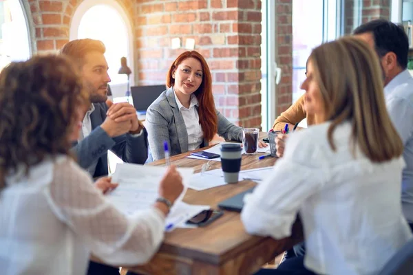 Gruppe Von Geschäftsleuten Die Zusammenarbeiten Schreibtisch Sitzen Und Büro Sprechen — Stockfoto