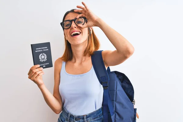Krásná Zrzka Studentka Nosí Batoh Drží Pas Itálie Šťastnou Tváří — Stock fotografie