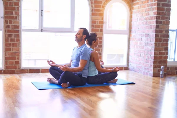 Edad Media Hermosa Pareja Deportiva Sentada Esterilla Practicando Yoga Haciendo —  Fotos de Stock