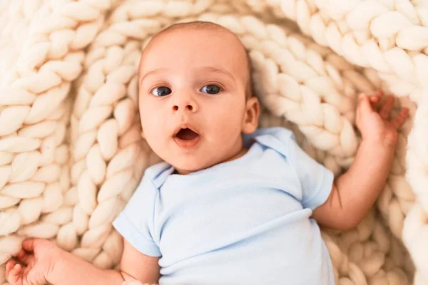 Adorable Bebé Acostado Sobre Una Manta Sofá Casa Recién Nacido —  Fotos de Stock