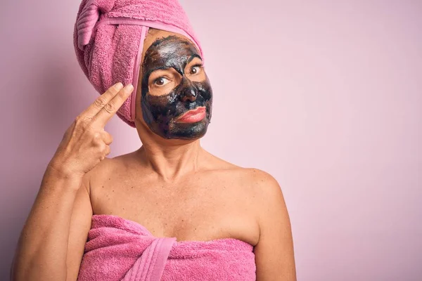 Femme Brune Moyen Âge Portant Masque Beauté Noir Sur Fond — Photo