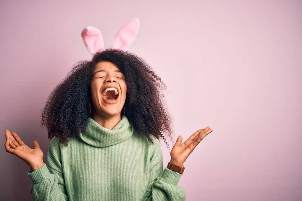 Mladá Africká Američanka Afro Vlasy Sobě Velikonoční Králičí Uši Kostým — Stock fotografie