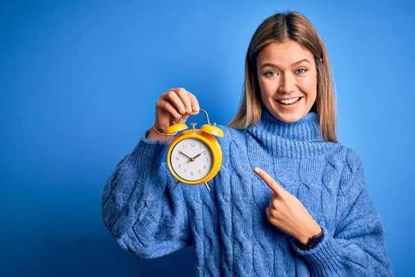 Young Beautiful Woman Holding Alarm Clock Standing Isolated Blue Background — 스톡 사진