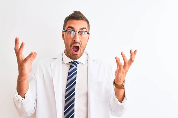 Fiatal Jóképű Terapeuta Férfi Elszigetelt Háttér Őrült Őrült Kiabálás Kiabálás — Stock Fotó