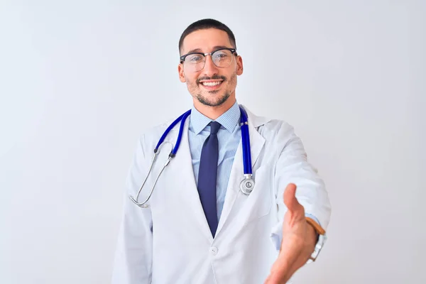孤立した背景の上に聴診器を身に着けている若い医師の男は挨拶や歓迎として握手を提供笑顔 成功事業 — ストック写真