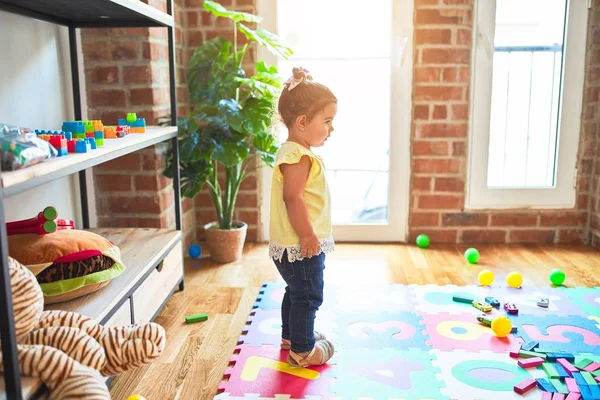 Schönes Kleinkind Steht Kindergarten Jede Menge Spielzeug Herum — Stockfoto