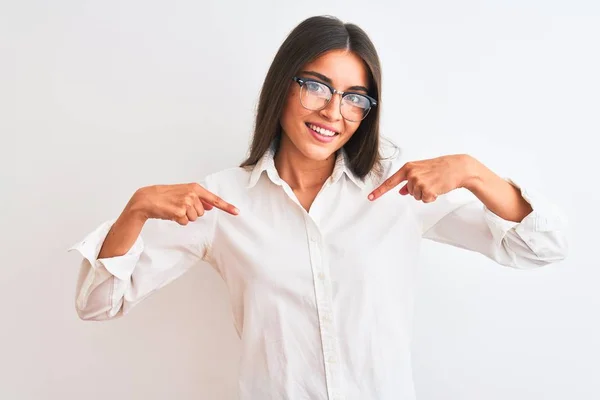 Jovem Mulher Negócios Bonita Usando Óculos Sobre Fundo Branco Isolado — Fotografia de Stock