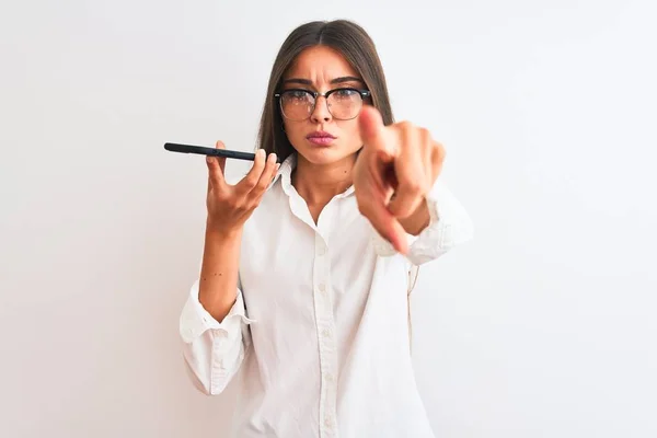 Gözlüklü Bir Kadın Akıllı Telefondan Beyaz Arka Planda Kamerayı Işaret — Stok fotoğraf