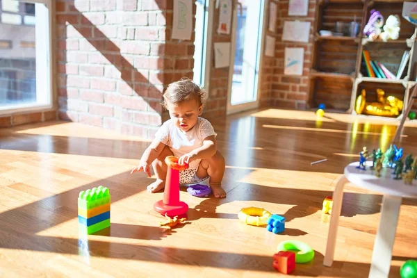 Entzückendes Kleinkind Baut Pyramide Mit Reifen Jede Menge Spielzeug Kindergarten — Stockfoto