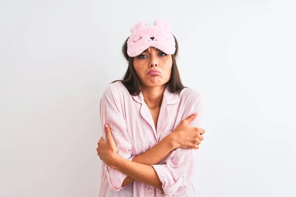 Ung Vacker Kvinna Bär Sömnmask Och Pyjamas Över Isolerad Vit — Stockfoto
