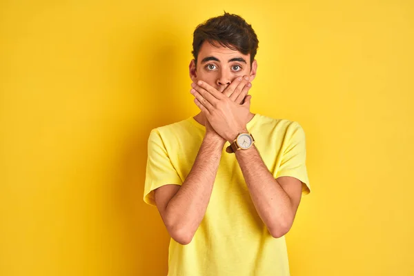 Menino Adolescente Vestindo Camiseta Amarela Sobre Fundo Isolado Chocado Cobrindo — Fotografia de Stock