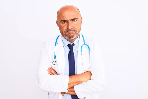 Orta Yaşlı Doktor Steteskop Kravat Takıyor Zole Edilmiş Beyaz Arka — Stok fotoğraf