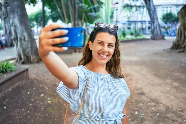 Młoda Piękna Kobieta Uśmiechnięta Szczęśliwa Wesoła Zielonym Parku Robi Selfie — Zdjęcie stockowe