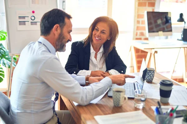 Dos Trabajadores Mediana Edad Sonriendo Felices Confiados Trabajar Juntos Con —  Fotos de Stock