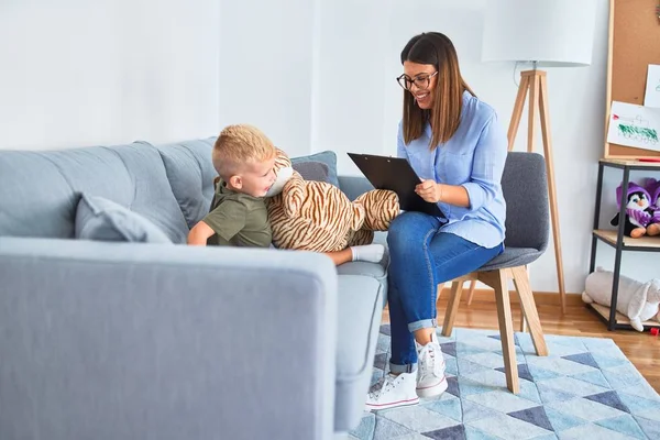 Ung Terapeut Kvinna Talar Med Barn Rådgivare Och Beteende Korrigering — Stockfoto