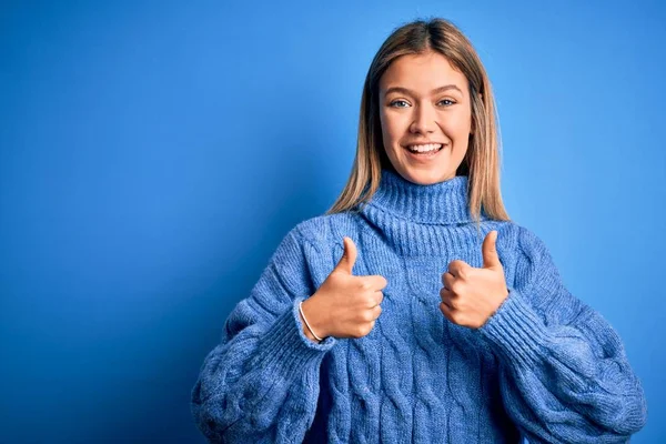 Jovem Mulher Loira Bonita Vestindo Camisola Inverno Sobre Azul Isolado — Fotografia de Stock