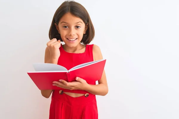 Menina Estudante Bonita Ler Livro Vermelho Sobre Fundo Branco Isolado — Fotografia de Stock