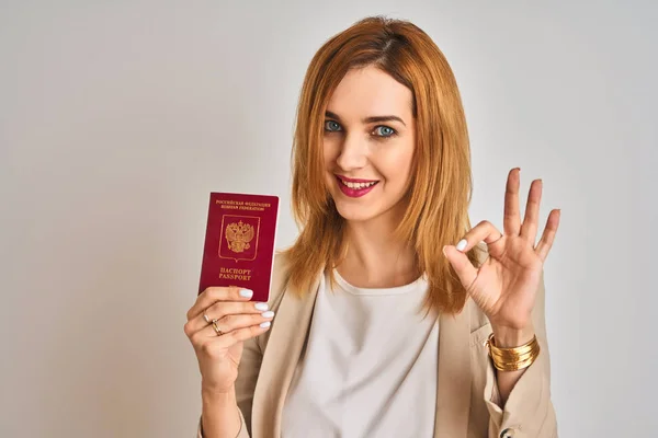 Ruiva Mulher Negócios Caucasiana Segurando Passaporte Rússia Sobre Fundo Isolado — Fotografia de Stock