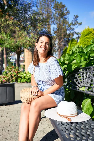 Joven Hermosa Mujer Pueblo Floral Sentado Banco Calle Ciudad Día —  Fotos de Stock