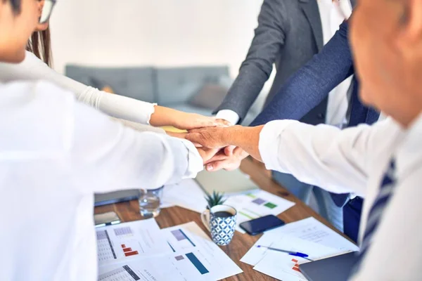 Grupo Trabajadores Negocios Pie Con Las Manos Juntas Oficina — Foto de Stock