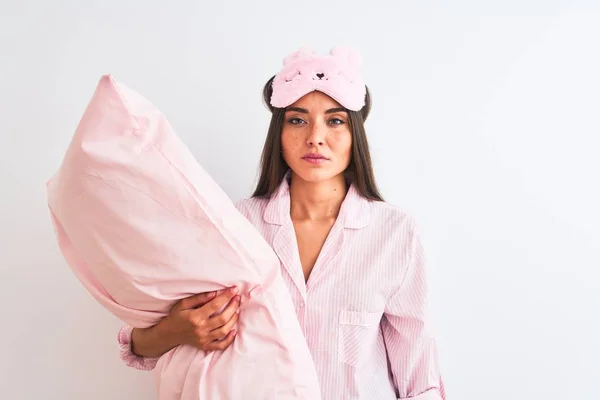 Hermosa Mujer Con Máscara Sueño Pijama Con Almohada Sobre Fondo — Foto de Stock