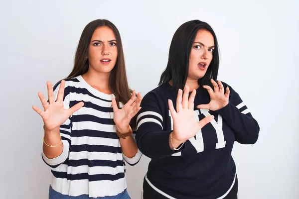 Jovens Mulheres Bonitas Vestindo Roupas Casuais Sobre Fundo Branco Isolado — Fotografia de Stock