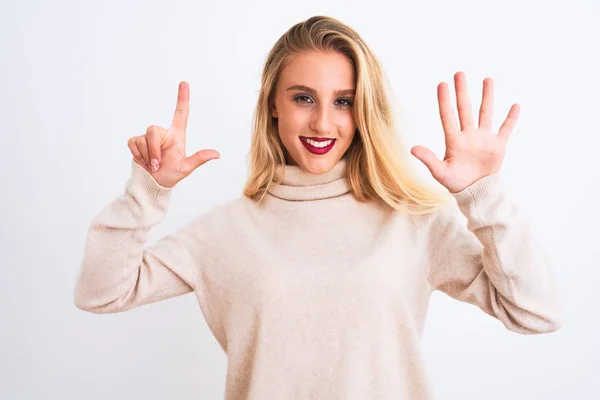 年轻美丽的女人穿着高领毛衣 站在孤独的白色背景上 带着七号手指指尖 面带微笑 自信而快乐 — 图库照片