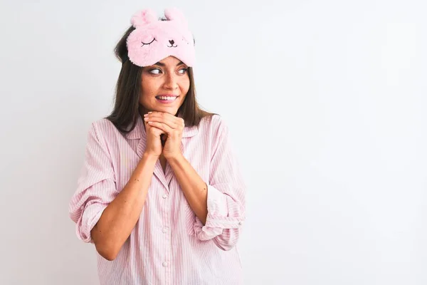 Ung Vacker Kvinna Bär Sömnmask Och Pyjamas Över Isolerad Vit — Stockfoto