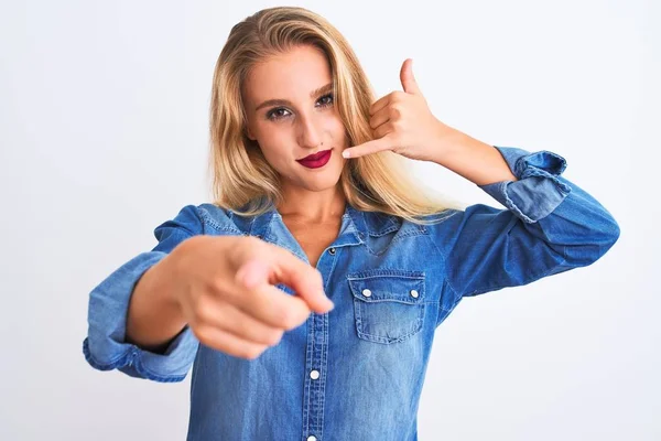 Jovem Mulher Bonita Vestindo Camisa Ganga Casual Sobre Fundo Branco — Fotografia de Stock