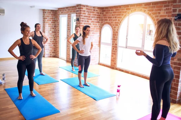 Joven Hermoso Grupo Deportistas Practicando Yoga Coach Enseñanza Postura Las —  Fotos de Stock