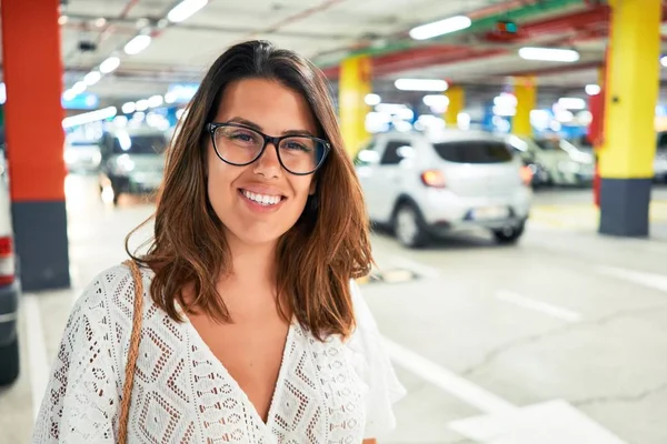Νεαρή Γυναίκα Χαμογελά Αυτοπεποίθηση Στο Υπόγειο Πάρκινγκ Γύρω Από Αυτοκίνητα — Φωτογραφία Αρχείου