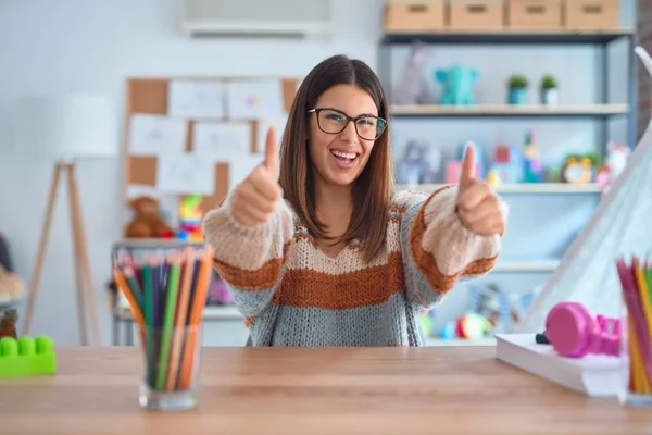 Joven Mujer Hermosa Maestra Con Suéter Gafas Sentadas Escritorio Jardín — Foto de Stock