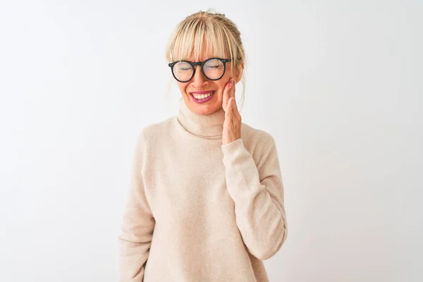 歯の痛みや歯の病気のために痛みを伴う式で手で手に触れる孤立した白い背景の上に亀甲セーターや眼鏡を身に着けている中世の女性 歯医者の概念 — ストック写真