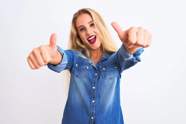 Mulher Bonita Nova Vestindo Camisa Ganga Casual Sobre Fundo Branco — Fotografia de Stock