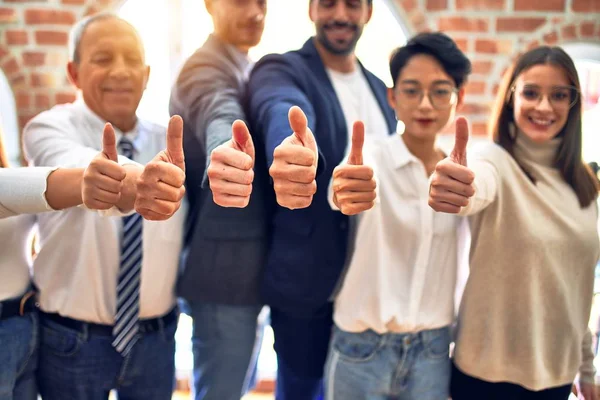 Gruppo Impiegati Che Sorridono Felici Piedi Con Pollici Alto Ufficio — Foto Stock