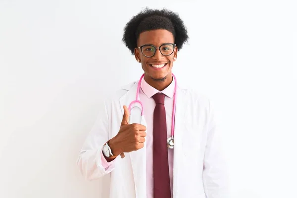 Joven Hombre Médico Afroamericano Con Estetoscopio Rosa Sobre Fondo Blanco — Foto de Stock