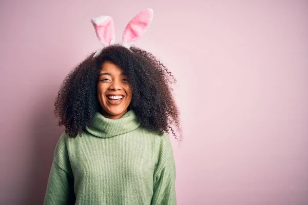 Молода Афро Американська Жінка Волоссям Африканського Кольору Одягнена Пасхальний Кролячий — стокове фото