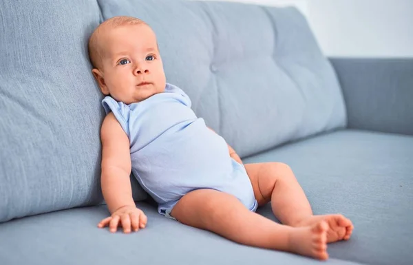 Schattige Baby Liggend Bank Thuis Pasgeboren Ontspannen Rusten Comfortabel — Stockfoto