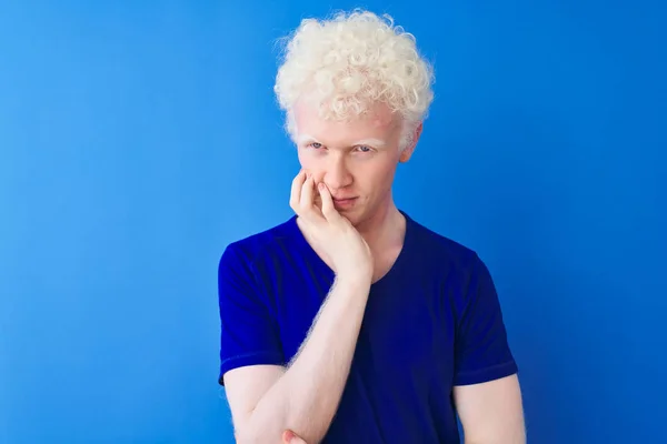 Młody Blondyn Albinos Ubrany Luźny Shirt Stojący Nad Odizolowanym Niebieskim — Zdjęcie stockowe