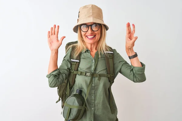 Wanderin Mittleren Alters Mit Rucksackmütze Und Kantinenbrille Auf Isoliertem Weißem — Stockfoto